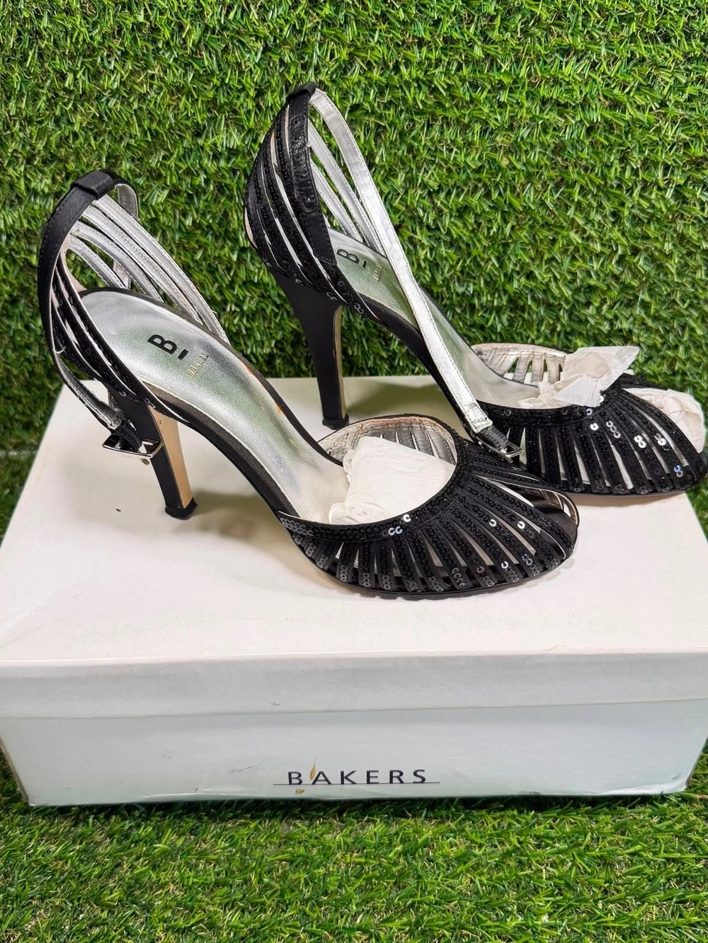Vtg Bakers Brooke-S Black Sequin Cage Heels Strappy Peep Toe Sandal Shoes Box 6M